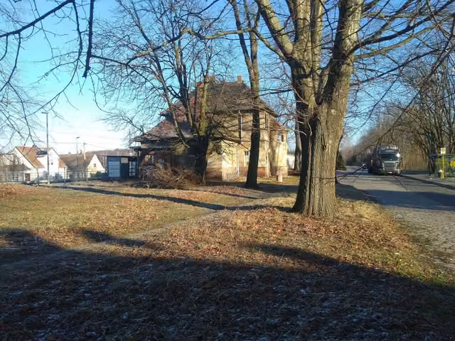 Bâtiment mixte de 360 m² et garage sur 2 283 m² à Coswig (Anhalt)